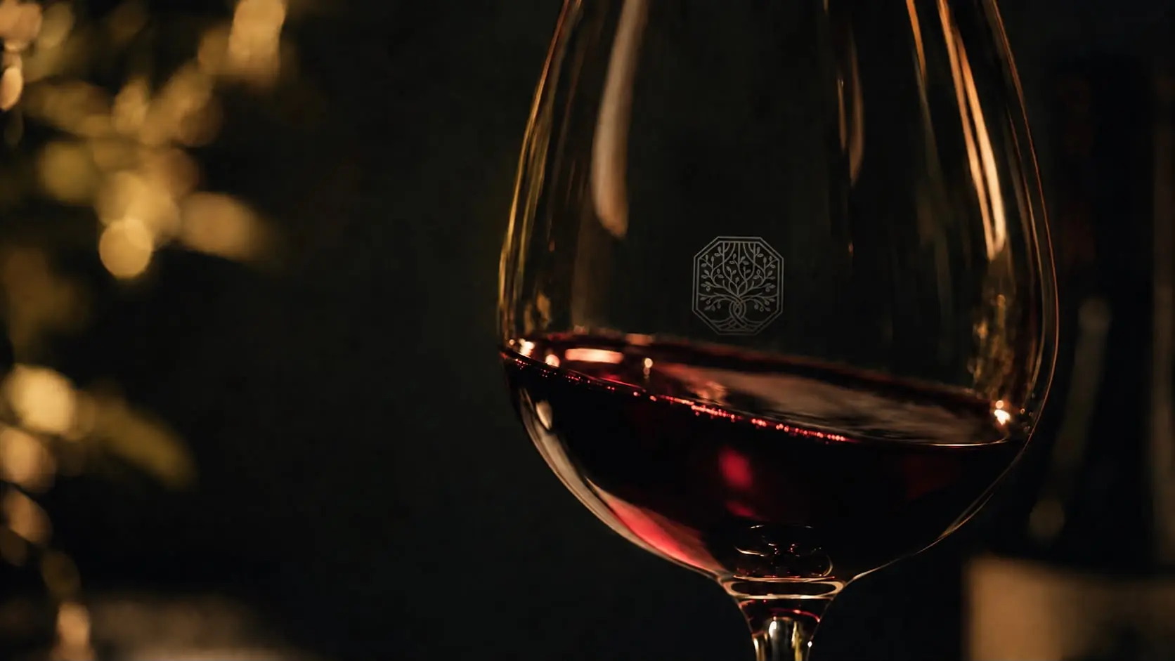 Calice di vino rosso servito sulla tavola del Cortile