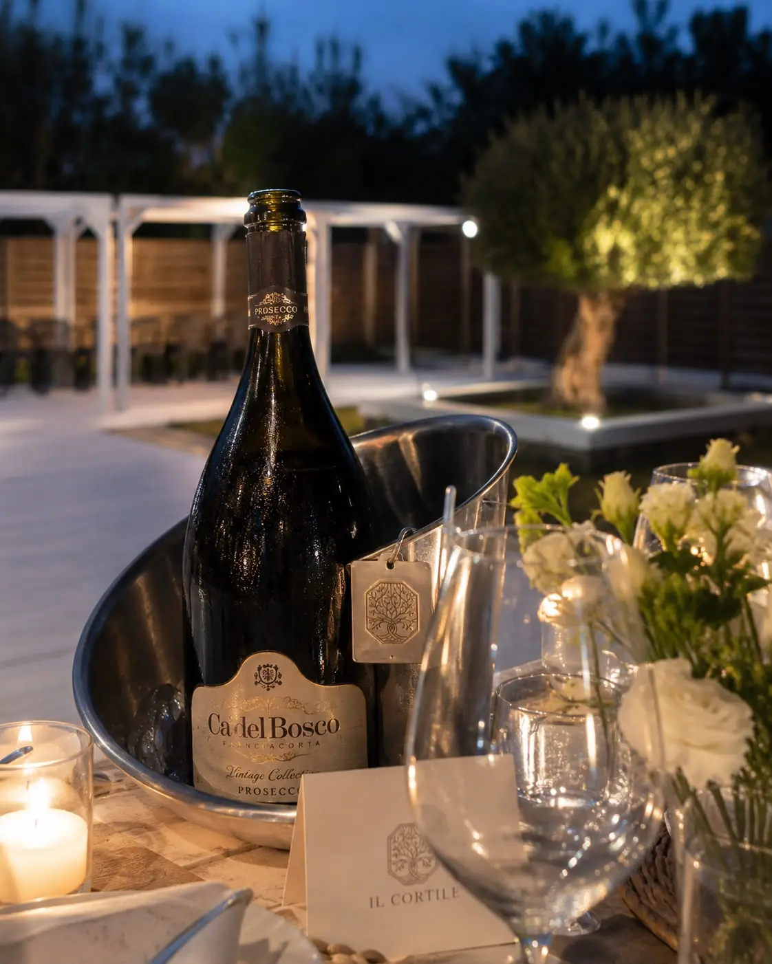Bottiglia di prosecco nel secchiello con card brandizzata Il Cortile