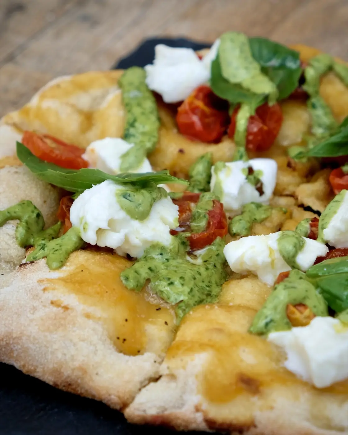 Pinsa Margherita Estiva: pinsa romana con mozzarella di bufala, pomodorini arrosto e salsa al basilico